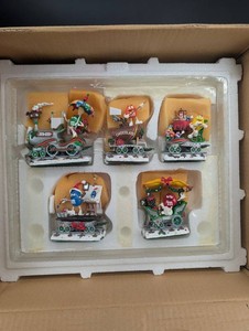 M&ms Holiday Express Danbury Mint Train Set (Lot of 5)