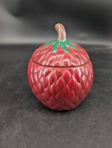 Strawberry-Shaped Decorative Candle With Lid