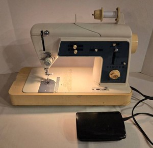 Vintage Singer Touch &amp Sew Deluxe Zig-Zag Model 645