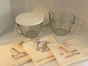 Pampered Chef Measuring Cups & Embroidered Kitchen Linens Mixed Lot