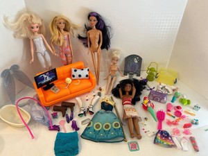 Fashion Dolls, Furniture, Clothing & Accessories Mixed Lot