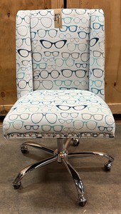 Glasses swivel chair