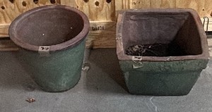 2 plant pots