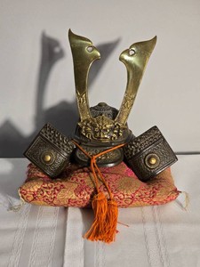 Decorative Japanese Style Kabuto Samurai Helmet with Brocade Cushion