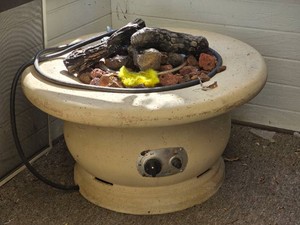 Round Gas Fire Pit with Decorative Logs and Lava Rock