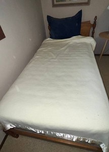 Twin Bed - Wooden Turned-Post Frame With Mattress - coverslinens included