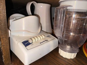 Kitchenware Mixed Lot - Proctor Silex Blender, Plates & Baskets