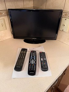 LED TV - Vintage Samsung UN19D4003 19in Series 4 With 3 Remotes