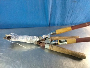 2 pairs of vintage manual hedge shears with metal blades and wooden handles.