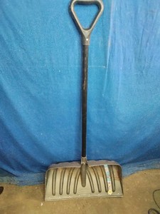 Suncast 27 in. Centerforce Snow Pusher with Wear Strip