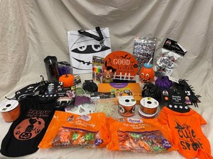 Halloween Decor, Candy, Crafts & Party Supplies Mixed Lot