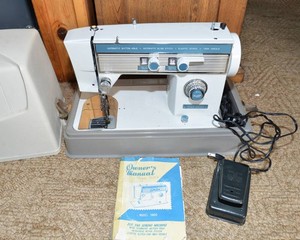 Vintage Vogue Stitch Model 5800 Zig-Zag Sewing Machine