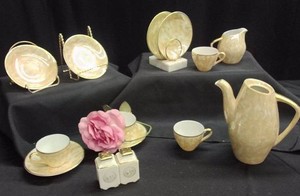 VINTAGE MARBLED & GOLD TEA SET SALT & PEPPER SHAKERS
