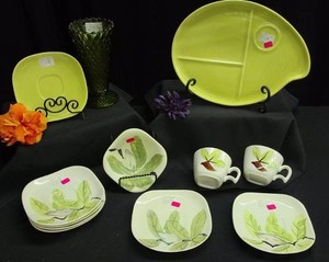 VINTAGE RED WING EVA ZEISEL DIVIDED PATIO SNACK PLATE  VINTAGE RED WING AND DIAMOND POINT VASE