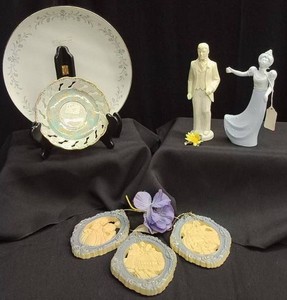 VINTAGE COLLECTABLE AVON FIGURINES  PLATES AND PLAQUES