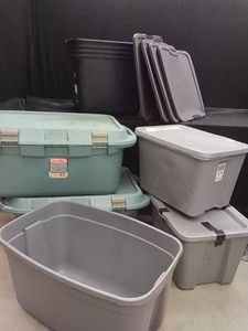 XL LOT OF PLASTIC TOTES AND LIDS