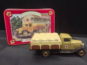 NEW COLLECTABLE ERTL TEXACO 1930 CHEVY STAKE TRUCK IN MATCHING METAL BOX