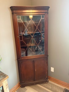 Traditional Wood Corner China Cabinet with Glass Display Door & Decorative Latticework