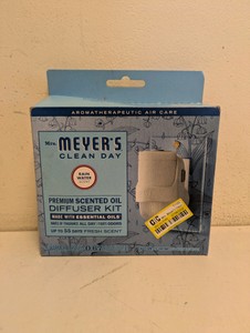 MRS. MEYERS CLEAN DAY PREMIUM SCENTED OIL DIFUSER KIT