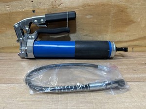 Strongway Pistol and Lever Handle Grease Gun, 6000 Max. PSI, 14-Oz #6167805 MSRP $19.99