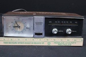 Vintage Lloyds 9J45G-37A Solid-State AM Clock Radio