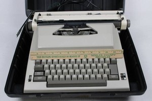 Sears SR 2000 Series Electronic Typewriter With Case