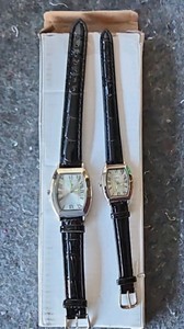 Set of matching his-and-hers analog quartz wristwatches