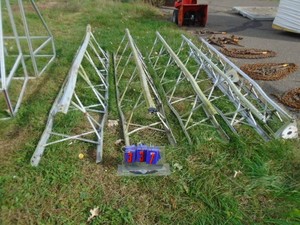 Approx 40 foot antanne tower. Needs a few bolts. As shown.