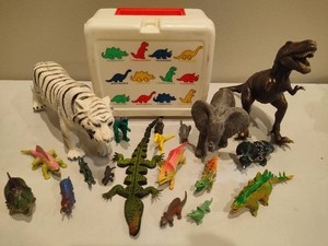 Dinosaur Storage Case & Asst DinosAnimals