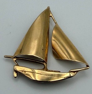 14K Gold Sailboat Jewelry Piece - 3g