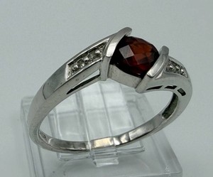 10K Red Gemstone Ring Size 8 With Accent Stones