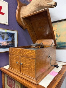 Excellent Antique Professionally Restored Tiger Oak Victor Phonograph