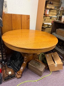 Excellent Condition &amp Quality Vintaeg Quartersawn Oak Table wGriffin Legs &amp Many Extra Leaves