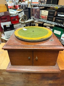 Antique VICTOR Tabletop Phonograph - Not Running&nbsp