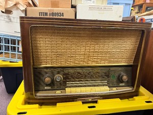 Large Vintage MEERSBURG 8 Radio