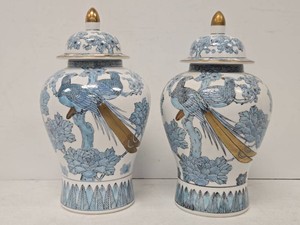 Matching Pair of Vintage Oriental Gold Imari Urns&nbsp