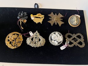 Vintage Costume Jewelry Mixed Lot - 8 Decorative Brooches & Pins
