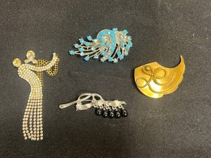 VTG Costume Jewelry Brooches - Rhinestone, Cabochon & Gold-Tone Designs (Lot of 4)