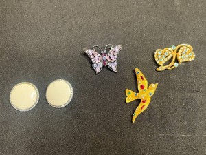 Exquisite Costume Jewelry - Vintage Brooches & Clip-On Earrings Mixed Lot