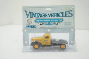 NIP Ertl 143 scale Die Cast metal Vintage Vehicles 1947 International K-12 Semi Cab