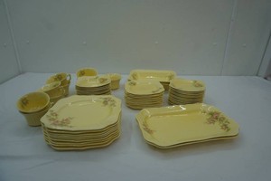 Homer Laughlin yellow with pink rose clusters Heather Rose scalloped table setting