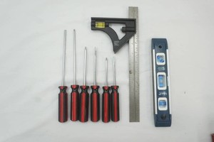 set of 8 screw drivers, lever, 12 combination square