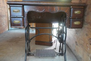 antique Davis sewing machine in cabinet in very nice condition with unique chain lift for the machine