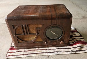 Coronado Model 650 wooden table tube Radio, untested