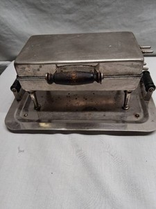 Universal Waffle Iron Model No. E9414 Vintage Kitchen Appliance