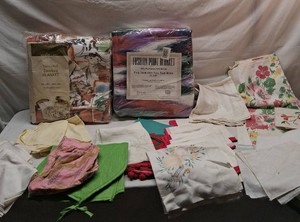 Twin and Full Size PolyesterNylon Blankets and Assorted Table Linens Set