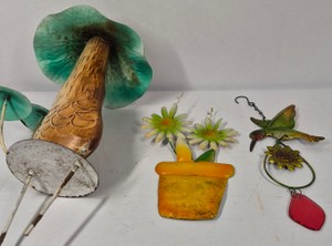 Decorative Metal Mushroom Garden Stake, Potted Daisy Flowers & Hummingbird Hanging Ornament