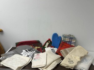 Mixed Lot Decorative Table Linens, Towels & Kitchen Textiles