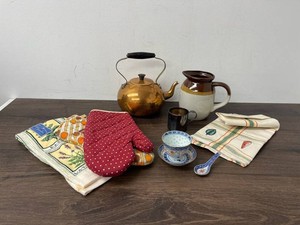 11-Piece Mixed Lot Vintage-Style Kitchenware, Tea Towels & Oven Mitts
