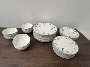 Mikasa Y1025 Holiday Splendor Bone China Dinnerware Set (Lot of 36)